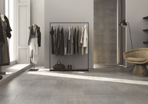 Venice Silver Imagen 1 Ανακαλύψτε το πλακάκι γρανίτη Cemento Light Grey 60x60cm ματ, ιδανικό για εσωτερικούς και εξωτερικούς χώρους. Με κομψό σχέδιο τσιμέντου και ανθεκτική υφή, προσφέρει μοναδική αισθητική και εύκολη συντήρηση. Ιδανικό για βεράντες, κουζίνες και μπάνια. Αναβαθμίστε τον χώρο σας με στυλ!