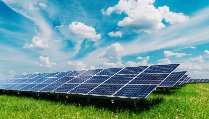 Το Net Metering σου επιτρέπει να παράγεις ρεύμα, να το χρησιμοποιείς στο σπίτι και να "πιστώνεσαι" το πλεόνασμα στο δίκτυο. Μπορεί να συνδυαστεί και με μονώσεις ή εγκατάσταση φυσικού αερίου για ακόμη καλύτερα αποτελέσματα.